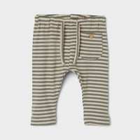 Deze soepelvallende broek in de uitvoering stripes fog van het vrolijke merk Lil' Atelier is ideaal voor je kleintje om lekker in te rennen, te spelen en te ravotten. Deze fijne broek biedt namelijk optimale bewegingsvrijheid en is lekker luchtig. VanZus