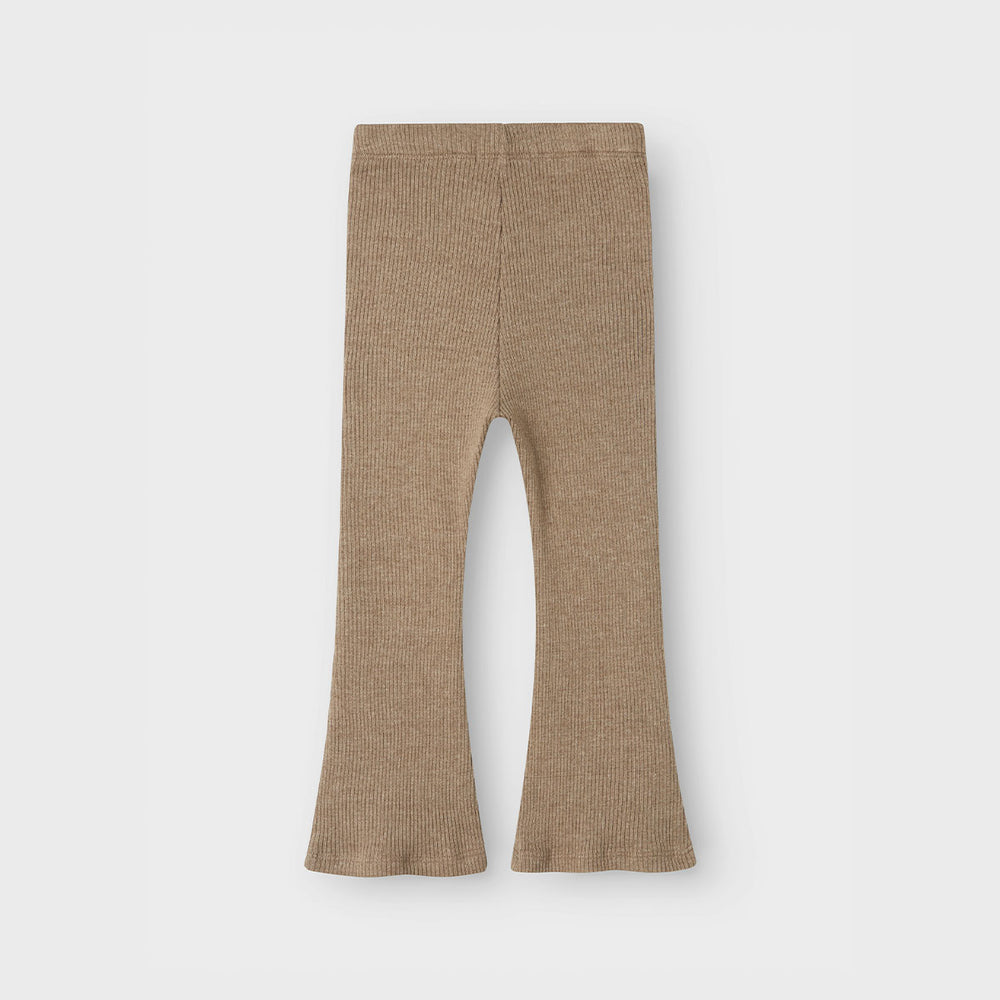 Stel de perfecte outfit samen voor je kindje met deze te schattige bootcut legging in de kleur shitake van het merk Lil' Atelier. Dit schattige broekje zit niet alleen super comfortabel, maar ziet er ook geweldig uit! VanZus