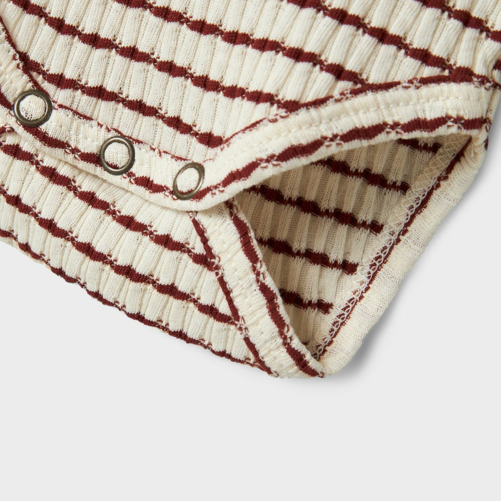 De Lil' Atelier sophia jurk in de kleur hot chocolate is een stijlvolle en comfortabele midi-jurk voor kinderen, perfect voor de koudere maanden. VanZus