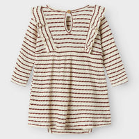 De Lil' Atelier sophia jurk in de kleur hot chocolate is een stijlvolle en comfortabele midi-jurk voor kinderen, perfect voor de koudere maanden. VanZus