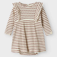 De Lil' Atelier sophia jurk in de kleur hot chocolate is een stijlvolle en comfortabele midi-jurk voor kinderen, perfect voor de koudere maanden. VanZus