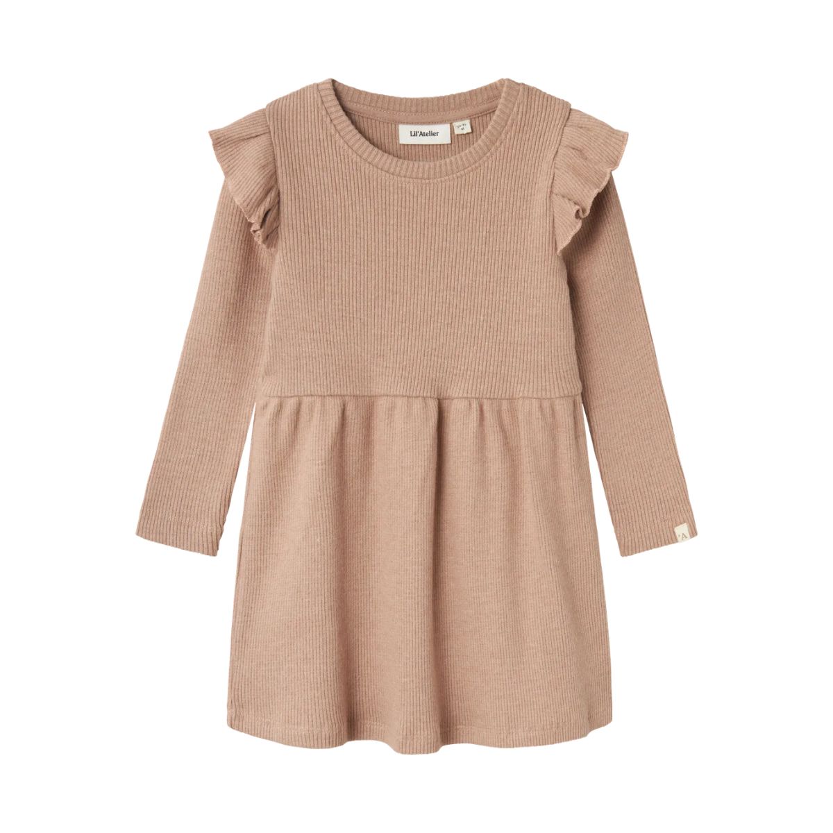 De Lil' Atelier sophia jurk in rugby tan is een comfortabele en stijlvolle midi-jurk met ruches, perfect voor herfst en winter. Gemaakt van biologisch katoen en LENZING™ ECOVERO™ viscose. VanZus