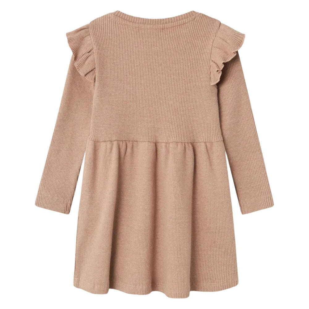 De Lil' Atelier sophia jurk in rugby tan is een comfortabele en stijlvolle midi-jurk met ruches, perfect voor herfst en winter. Gemaakt van biologisch katoen en LENZING™ ECOVERO™ viscose. VanZus