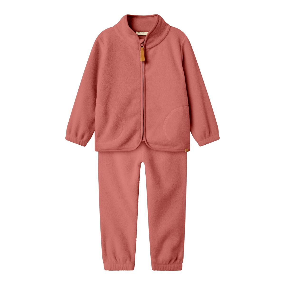 Deze toffe spektra fleece set in de mooie kleur withered rose van het merk Lil' Atelier is de perfecte combinatie van comfort en warmte. Deze zachte set, bestaande uit een fleece vest en bijpassende broek, is ideaal voor frisse dagen. VanZus