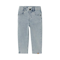 Een denim broek is een must have in iedere kledingkast. Een spijkerbroek is namelijk eindeloos te combineren, comfortabel en stylish. Dat geldt ook voor de light blue denim tapered jeans van het merk Lil' Atelier. VanZus