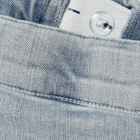 Een denim broek is een must have in iedere kledingkast. Een spijkerbroek is namelijk eindeloos te combineren, comfortabel en stylish. Dat geldt ook voor de light blue denim tapered jeans van het merk Lil' Atelier. VanZus