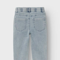 Een denim broek is een must have in iedere kledingkast. Een spijkerbroek is namelijk eindeloos te combineren, comfortabel en stylish. Dat geldt ook voor de light blue denim tapered jeans van het merk Lil' Atelier. VanZus