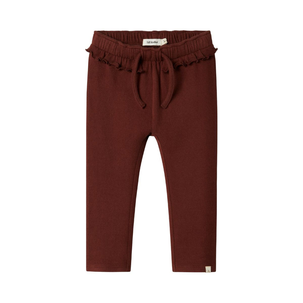De thora bootcut broek van Lil' Atelier in de kleur hot chocolate is de perfecte mix van comfort en stijl. VanZus