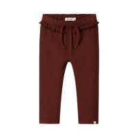 De thora bootcut broek van Lil' Atelier in de kleur hot chocolate is de perfecte mix van comfort en stijl. VanZus