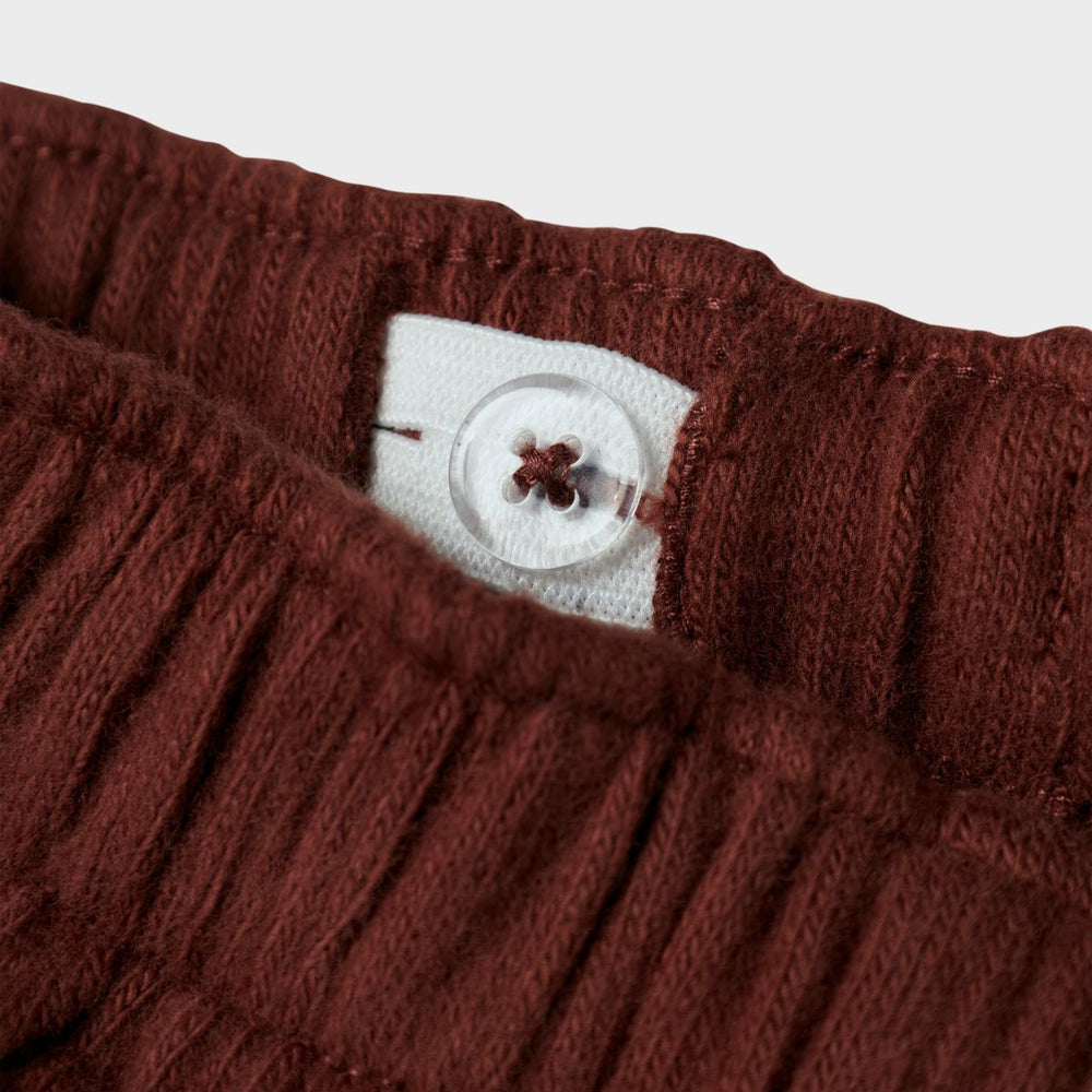 De thora bootcut broek van Lil' Atelier in de kleur hot chocolate is de perfecte mix van comfort en stijl. VanZus