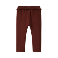De thora bootcut broek van Lil' Atelier in de kleur hot chocolate is de perfecte mix van comfort en stijl. VanZus
