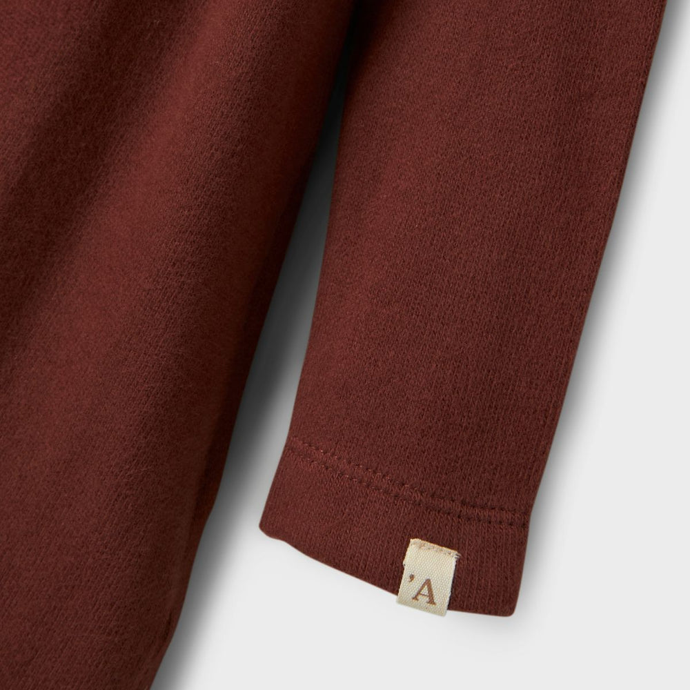 Ben je op zoek naar een mooie basic voor in de kledingkast van je kleintje? Dan is deze thora jurk in de kleur hot chocolate van het mooie merk Lil' Atelier een echte must have! VanZus