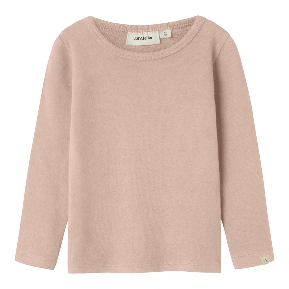 Ben je op zoek naar een mooie basic voor in de kledingkast van je kleintje? Dan is dit thora slim shirt in de kleur cameo rose van het mooie merk Lil' Atelier een echte must have! VanZus