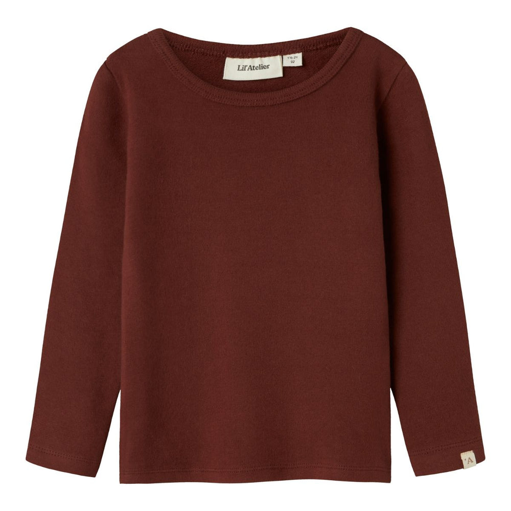 Ben je op zoek naar een mooie basic voor in de kledingkast van je kleintje? Dan is dit thora slim shirt in de kleur hot chocolate van het mooie merk Lil' Atelier een echte must have! VanZus