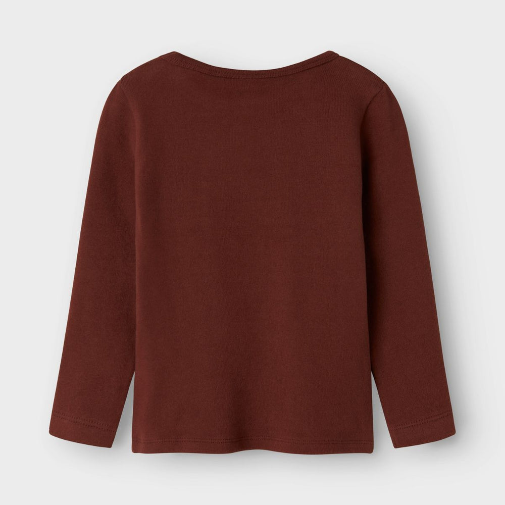 Ben je op zoek naar een mooie basic voor in de kledingkast van je kleintje? Dan is dit thora slim shirt in de kleur hot chocolate van het mooie merk Lil' Atelier een echte must have! VanZus