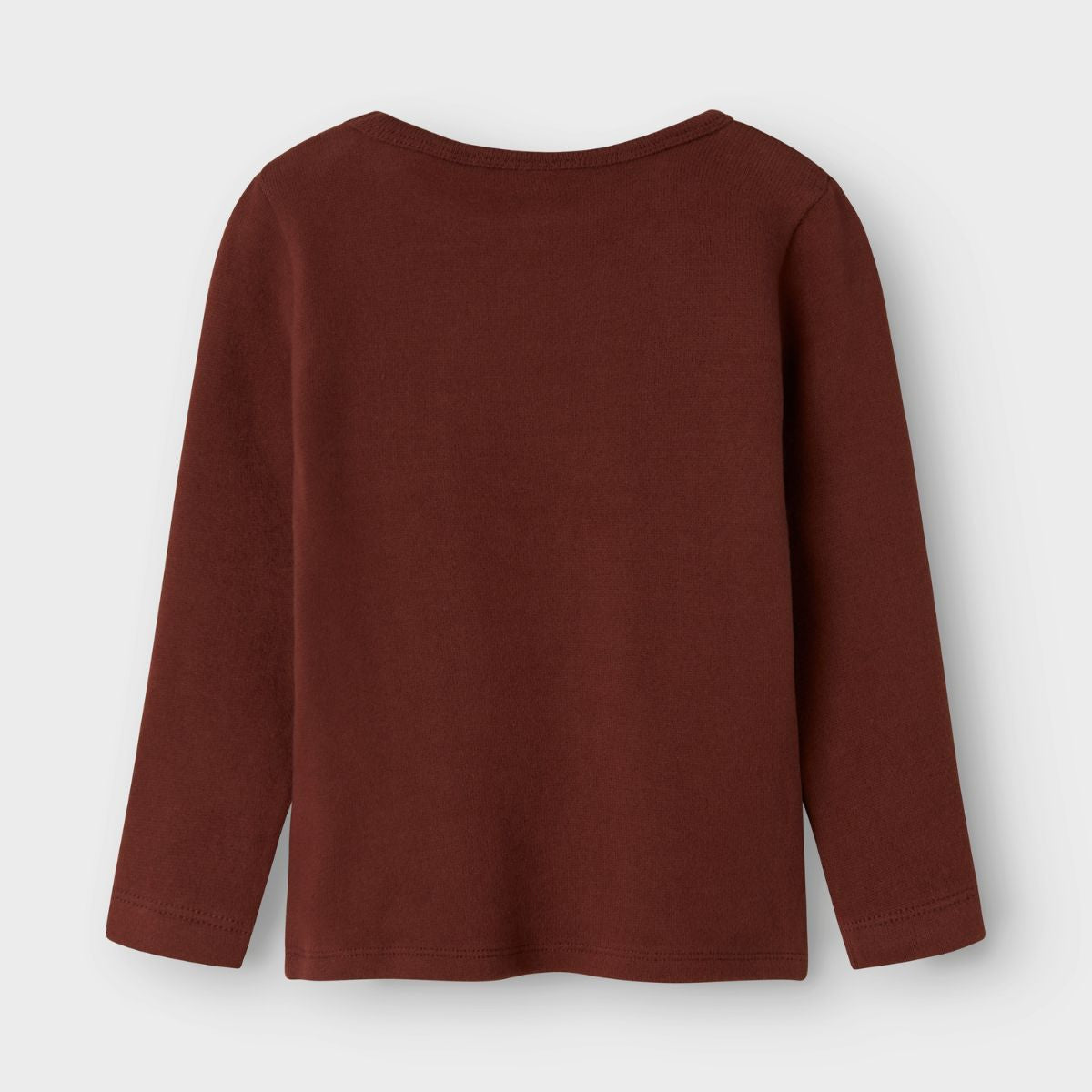 Ben je op zoek naar een mooie basic voor in de kledingkast van je kleintje? Dan is dit thora slim shirt in de kleur hot chocolate van het mooie merk Lil' Atelier een echte must have! VanZus