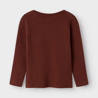 Ben je op zoek naar een mooie basic voor in de kledingkast van je kleintje? Dan is dit thora slim shirt in de kleur hot chocolate van het mooie merk Lil' Atelier een echte must have! VanZus
