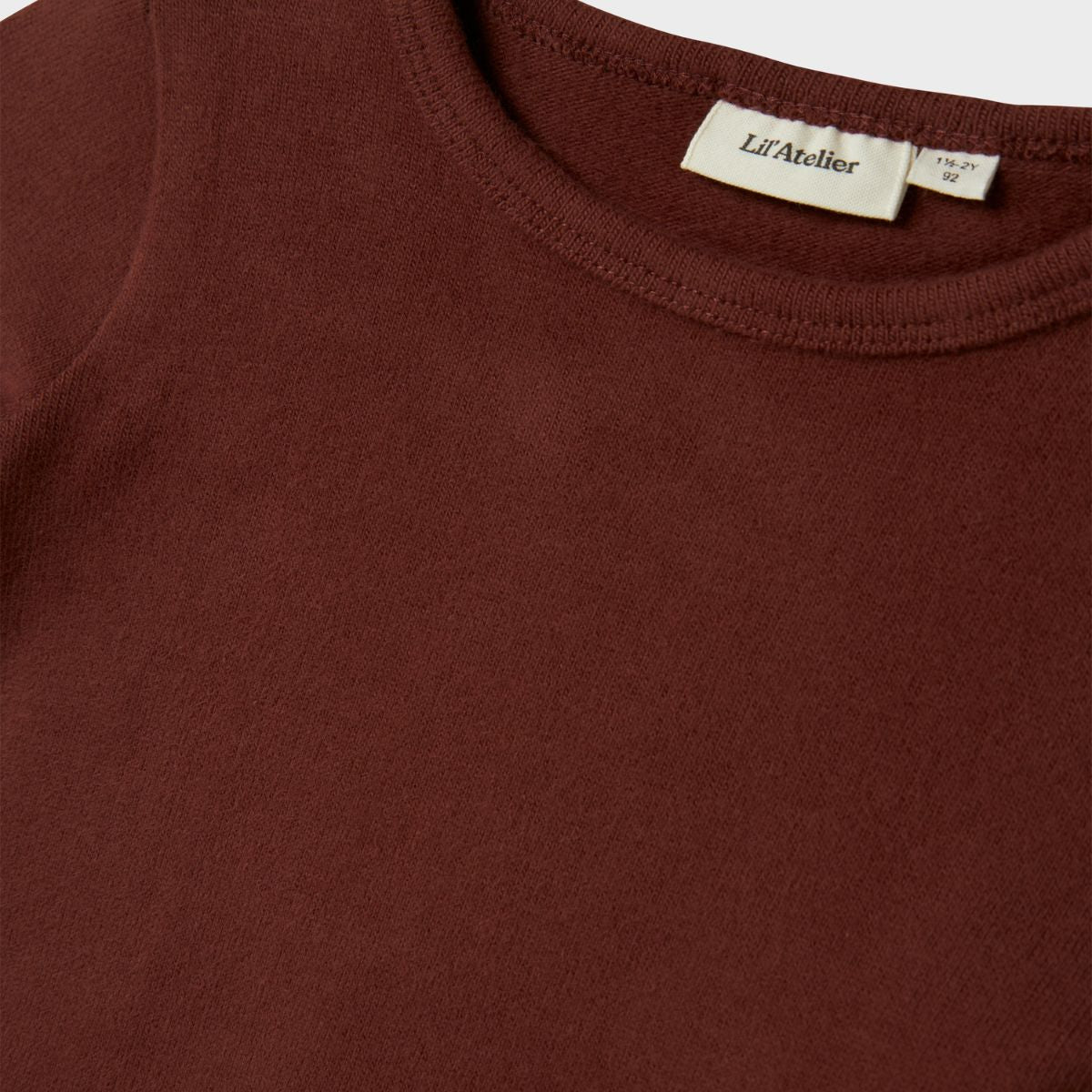 Ben je op zoek naar een mooie basic voor in de kledingkast van je kleintje? Dan is dit thora slim shirt in de kleur hot chocolate van het mooie merk Lil' Atelier een echte must have! VanZus