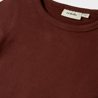 Ben je op zoek naar een mooie basic voor in de kledingkast van je kleintje? Dan is dit thora slim shirt in de kleur hot chocolate van het mooie merk Lil' Atelier een echte must have! VanZus