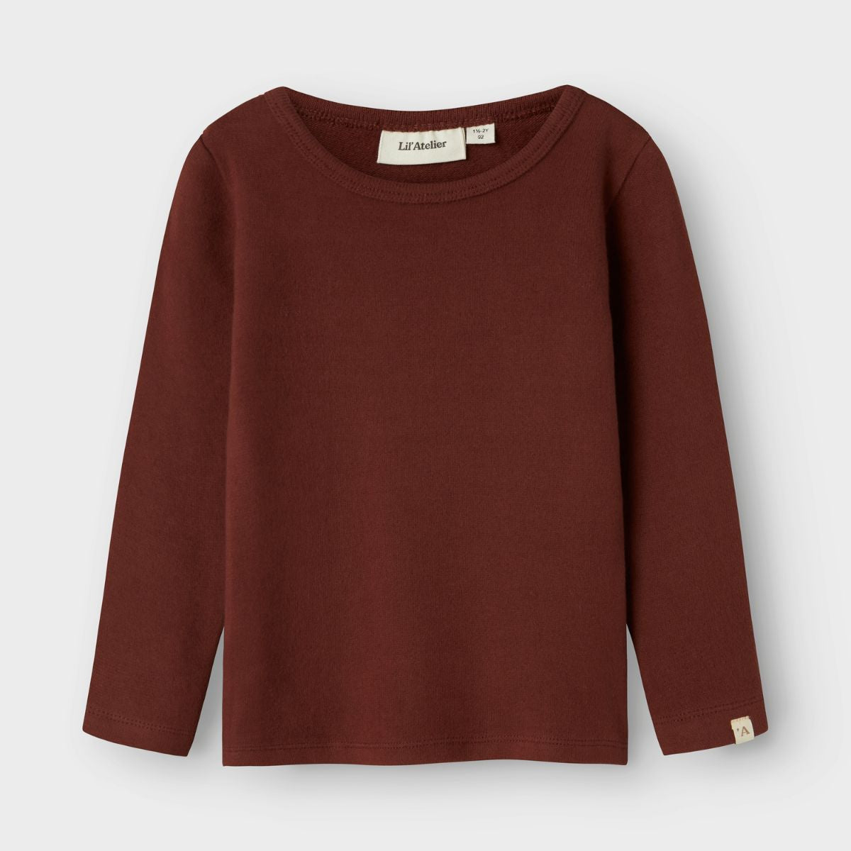 Ben je op zoek naar een mooie basic voor in de kledingkast van je kleintje? Dan is dit thora slim shirt in de kleur hot chocolate van het mooie merk Lil' Atelier een echte must have! VanZus