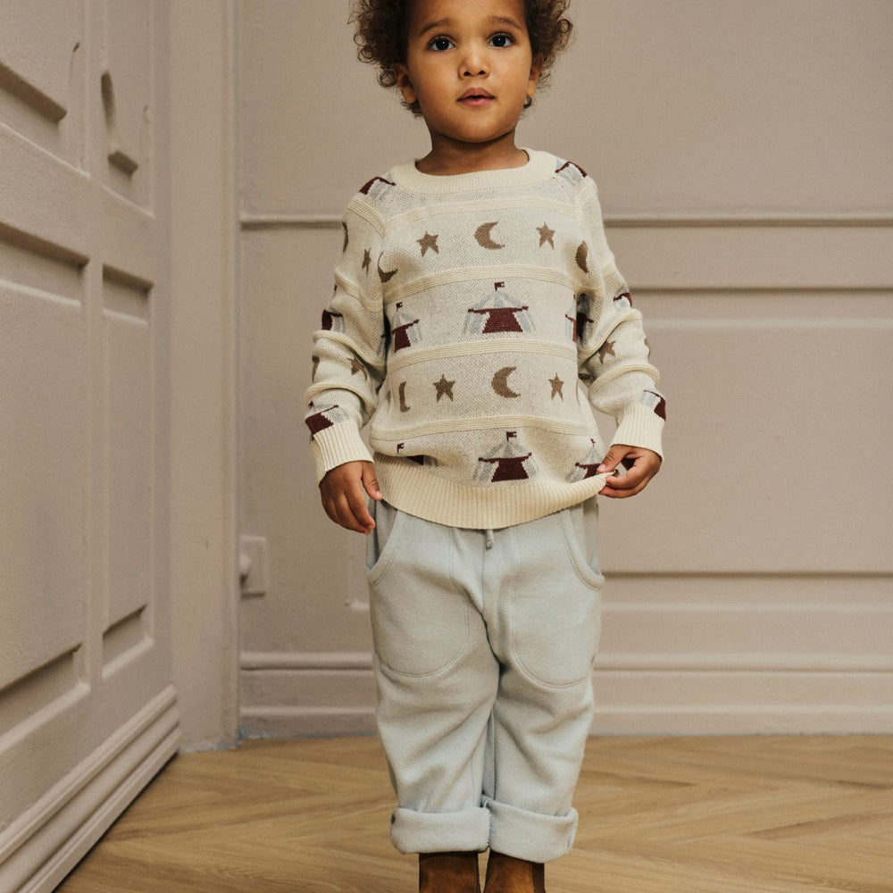 Laat je kleintje comfortabel en stijlvol de dag doorkomen met deze schattige thoro leo broek van Lil' Atelier in de kleur pigeon. VanZus