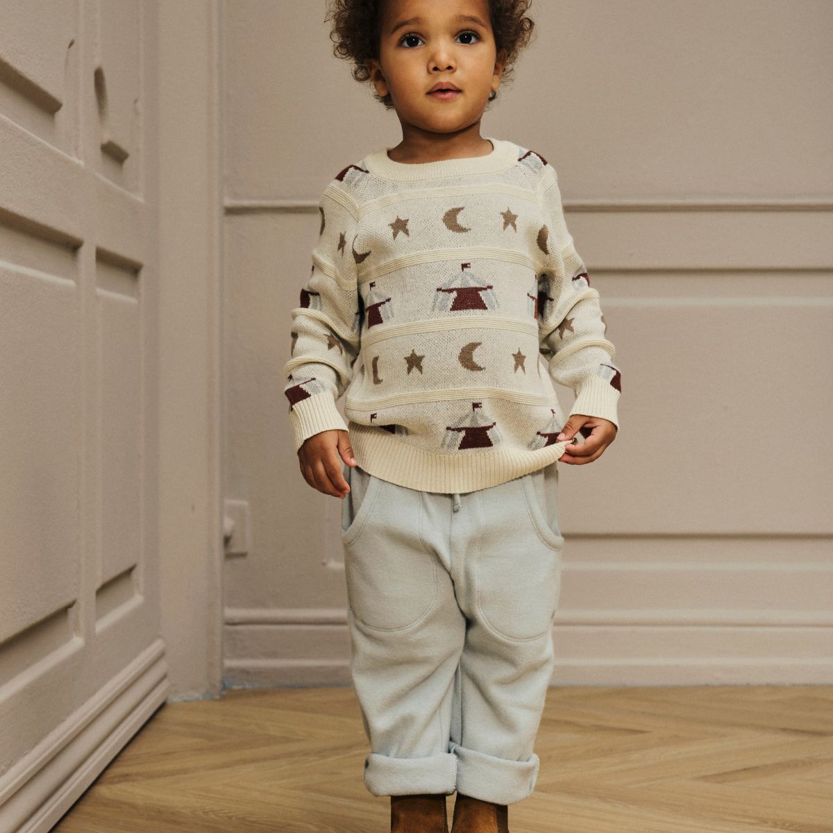 Laat je kleintje comfortabel en stijlvol de dag doorkomen met deze schattige thoro leo broek van Lil' Atelier in de kleur pigeon. VanZus