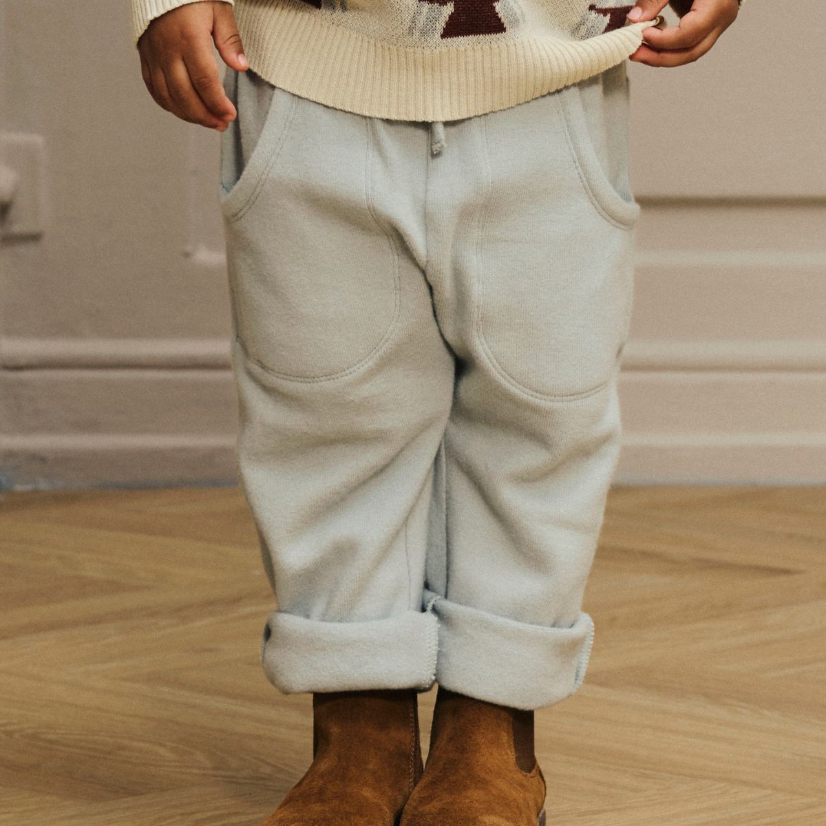 Laat je kleintje comfortabel en stijlvol de dag doorkomen met deze schattige thoro leo broek van Lil' Atelier in de kleur pigeon. VanZus