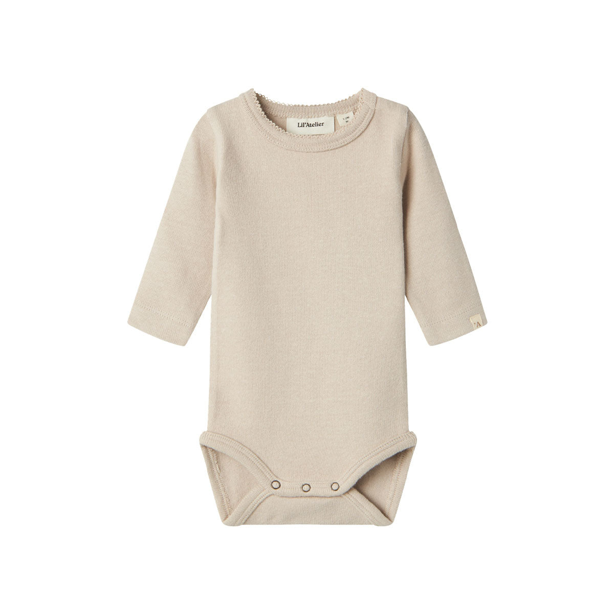 Hoe enorm schattig is thoro hir dit rompertje in de kleur gray morn van het lieve merk Lil' Atlier?! Dit schattige rompertje is perfect voor je baby en wil je het liefst elke dag aandoen bij je kleintje, zo leuk is hij! VanZus