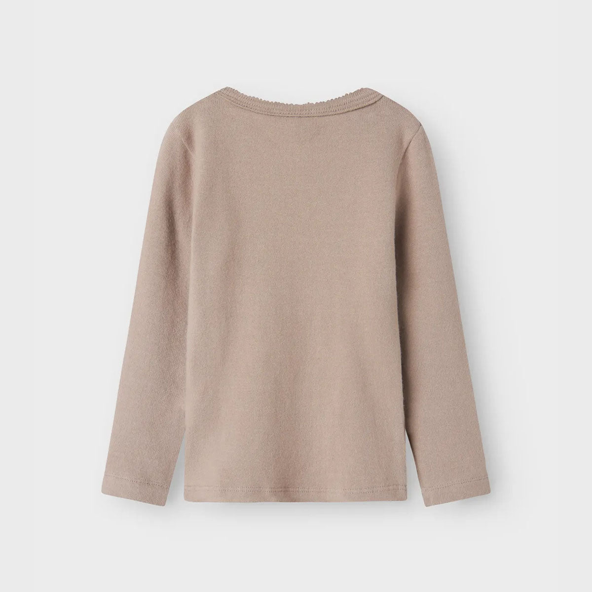 De Lil' Atelier thoro slim top in de kleur etherea: een zachte, ademende top in slim fit, gemaakt van biologisch katoen. Ideaal voor een comfortabele en trendy kindergarderobe. VanZus