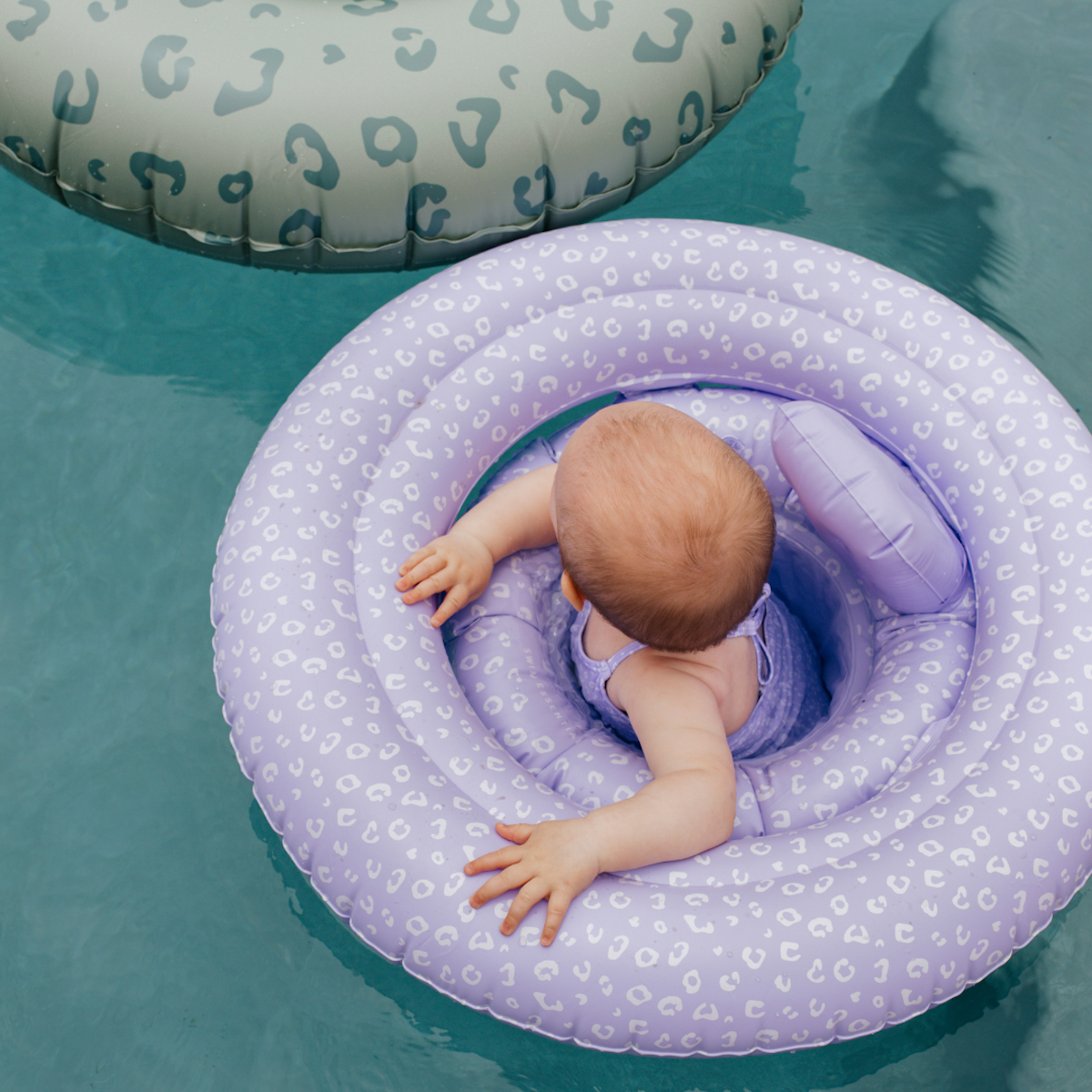 De Swim Essentials baby zwemband panter lila is het perfecte accessoire wanneer je samen met je kleintje gaat zwemmen. VanZus