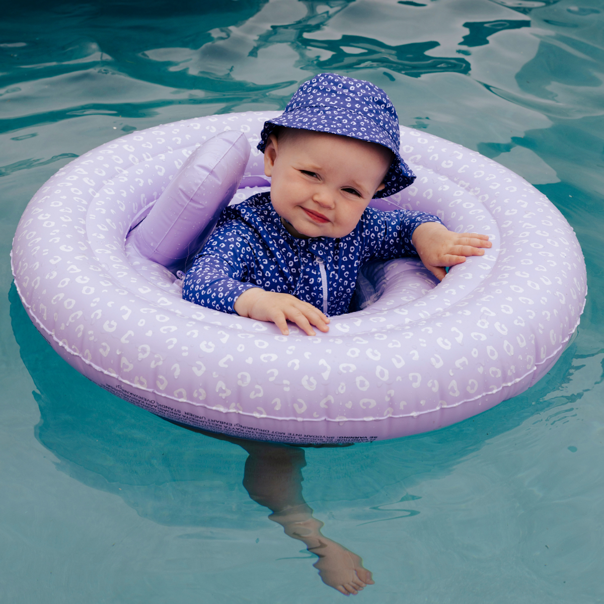 De Swim Essentials baby zwemband panter lila is het perfecte accessoire wanneer je samen met je kleintje gaat zwemmen. VanZus