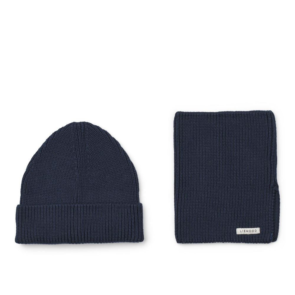 Houd het hoofd, de oren én de nek van je kindje lekker warm met deze te gekke lina muts en sjaal in de kleur classic navy van het merk Liewood. Deze heerlijk warme set is niet alleen handig voor de koude wintermaanden, maar ziet er ook geweldig uit! VanZus