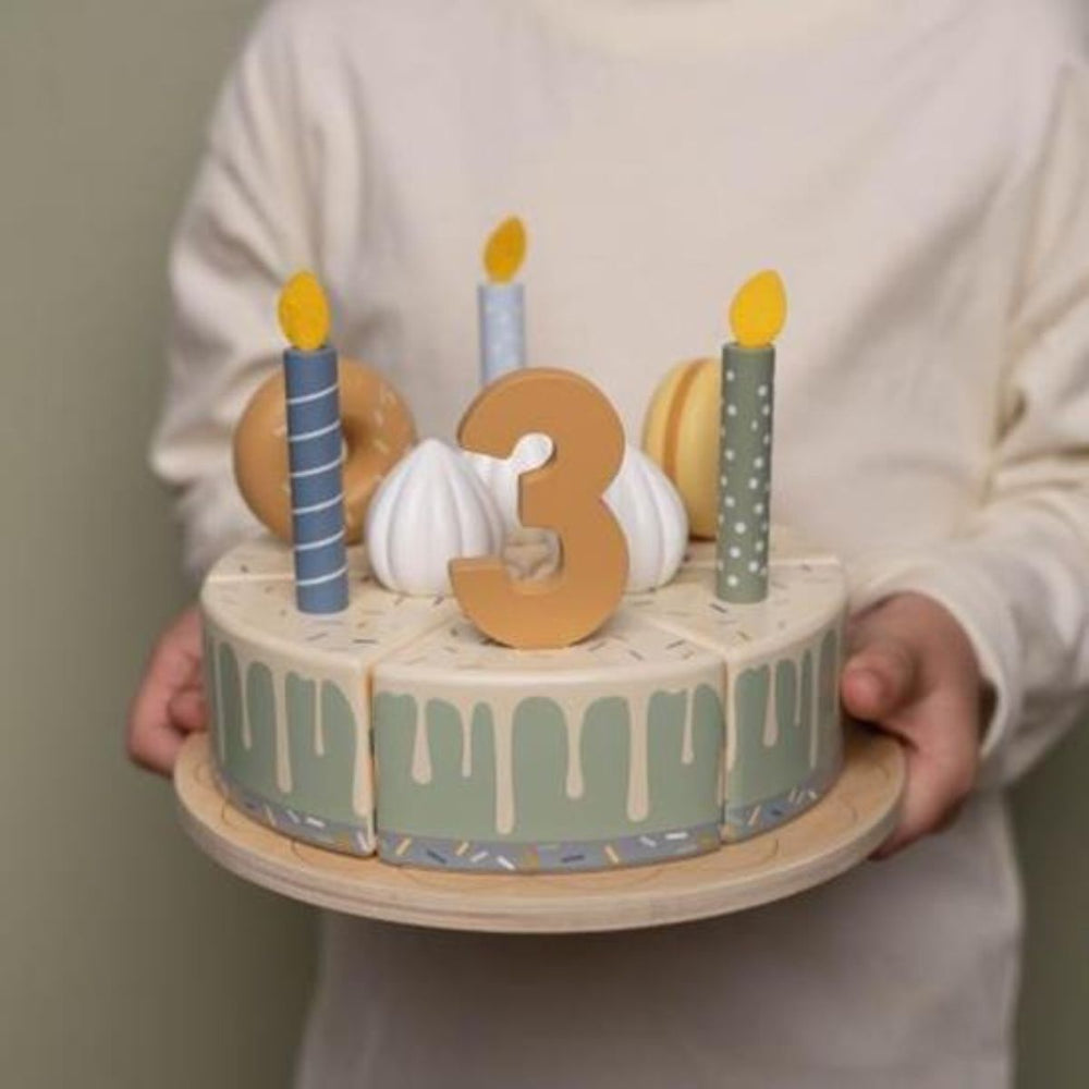 Vier een verjaardag of organiseer een high tea met de blauwe verjaardagstaart van Little Dutch. De houten speelgoedtaart is 26-delig en heeft puntjes die met klittenband aan elkaar zitten. Vanaf 3 jaar. VanZus