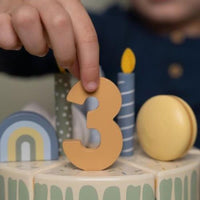 Vier een verjaardag of organiseer een high tea met de blauwe verjaardagstaart van Little Dutch. De houten speelgoedtaart is 26-delig en heeft puntjes die met klittenband aan elkaar zitten. Vanaf 3 jaar. VanZus