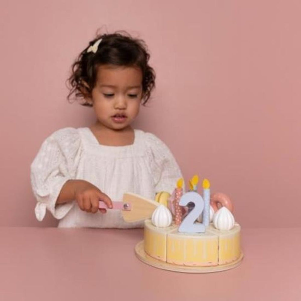 Vier een verjaardag of organiseer een high tea met de roze verjaardagstaart van Little Dutch. De houten speelgoedtaart is 26-delig en heeft puntjes die met klittenband aan elkaar zitten. Vanaf 3 jaar. VanZus