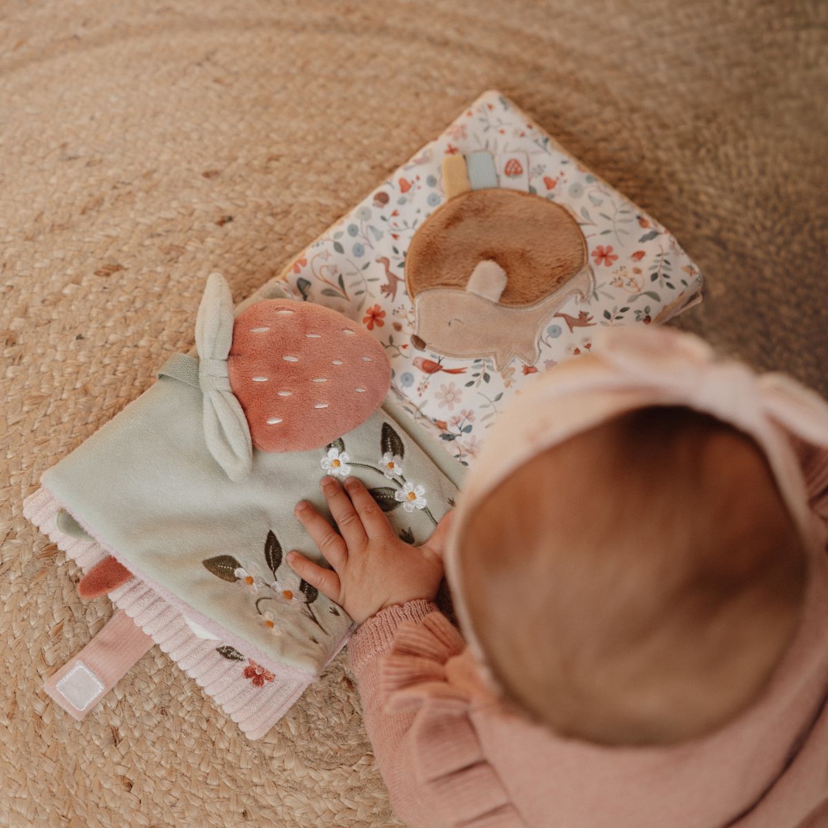 Het activiteitenboekje uit de fairy garden-collectie van Little Dutch zit vol texturen, knisperende geluiden en vrolijke illustraties die de zintuigen van je kleintje stimuleren. Perfect als kraamcadeau! VanZus