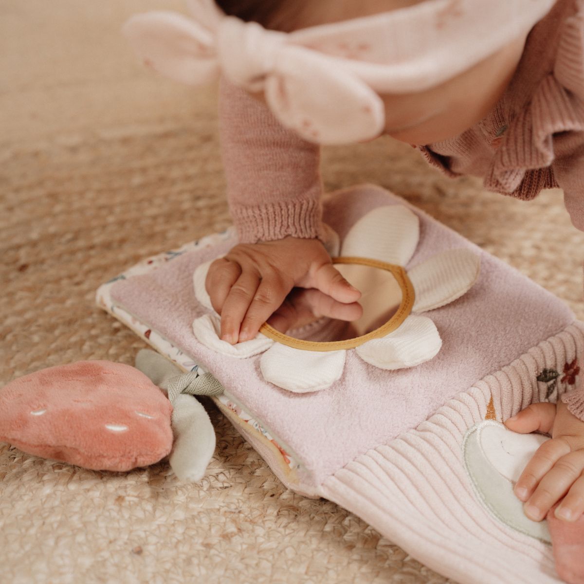 Het activiteitenboekje uit de fairy garden-collectie van Little Dutch zit vol texturen, knisperende geluiden en vrolijke illustraties die de zintuigen van je kleintje stimuleren. Perfect als kraamcadeau! VanZus