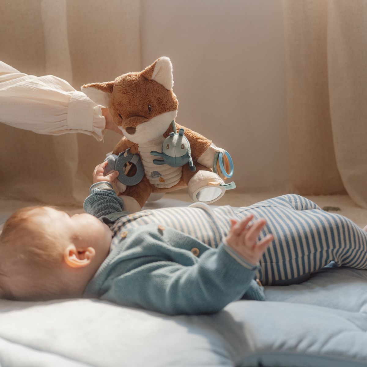 De activiteitenknuffel vos uit de forest friends-collectie van Little Dutch is een zachte speelkameraad met knispertjes, rammelaar en labeltjes. Perfect voor zintuiglijke stimulatie en motorische ontwikkeling. VanZus