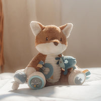 De activiteitenknuffel vos uit de forest friends-collectie van Little Dutch is een zachte speelkameraad met knispertjes, rammelaar en labeltjes. Perfect voor zintuiglijke stimulatie en motorische ontwikkeling. VanZus