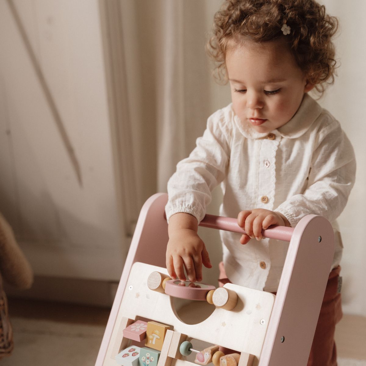 Ontdek de vrolijke loopwagen fairy garden van het merk Little Dutch! Dit houten speelparadijs stimuleert de fijne motoriek en maakt leren een avontuur. Perfect als eerste verjaardagscadeau! VanZus