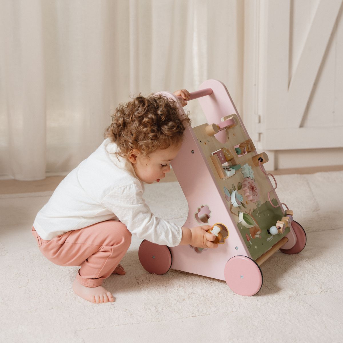 Ontdek de vrolijke loopwagen fairy garden van het merk Little Dutch! Dit houten speelparadijs stimuleert de fijne motoriek en maakt leren een avontuur. Perfect als eerste verjaardagscadeau! VanZus