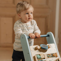 Ontdek de vrolijke loopwagen forest friends van het merk Little Dutch! Dit houten speelparadijs stimuleert de fijne motoriek en maakt leren een avontuur. Perfect als eerste verjaardagscadeau! VanZus