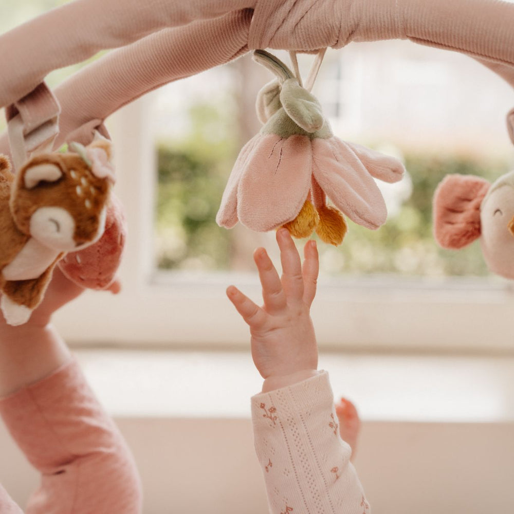 Het activiteiten speelkleed uit de fairy garden-collectie van Little Dutch biedt een magische speelomgeving vol elfjes, bloemen en rammelaars. Stimuleert motoriek en zintuigen. Perfect als kraamcadeau! VanZus