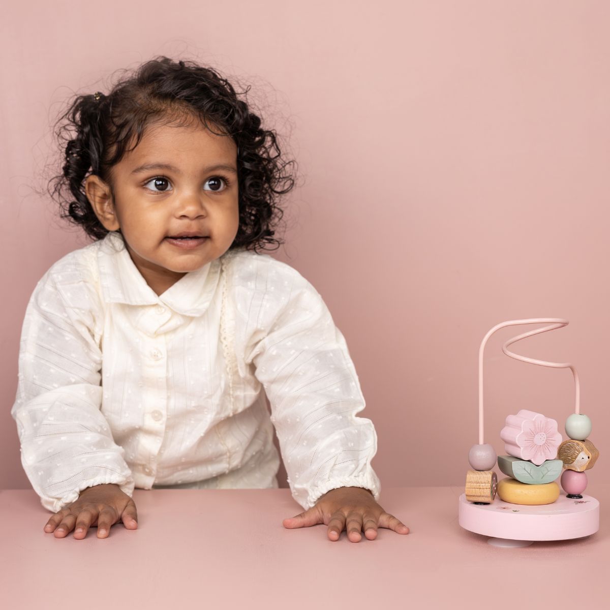 De activiteitenspiraal uit de fairy garden-collectie van Little Dutch prikkelt de zintuigen met bloemen, blaadjes en diertjes.  Geschikt vanaf 12 maanden. Leuk als cadeau! VanZus