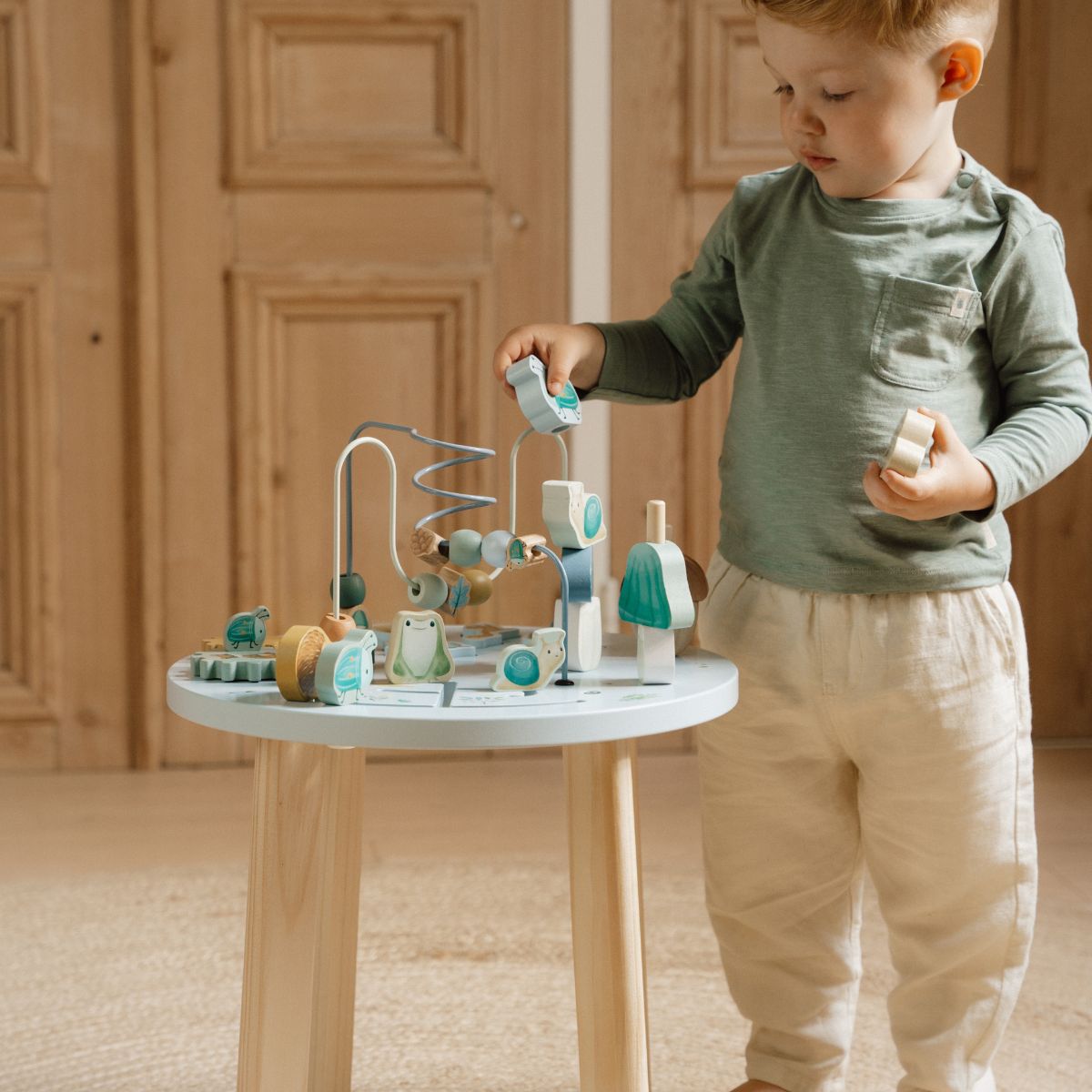 Ontdekken maar met de activiteitentafel uit de collectie forest friends van het merk Little Dutch! Een tafel  vol met leuke spelletjes voor kleine ontdekkers vanaf 12 maanden. Ontwikkelen, spelen en plezier maken. VanZus