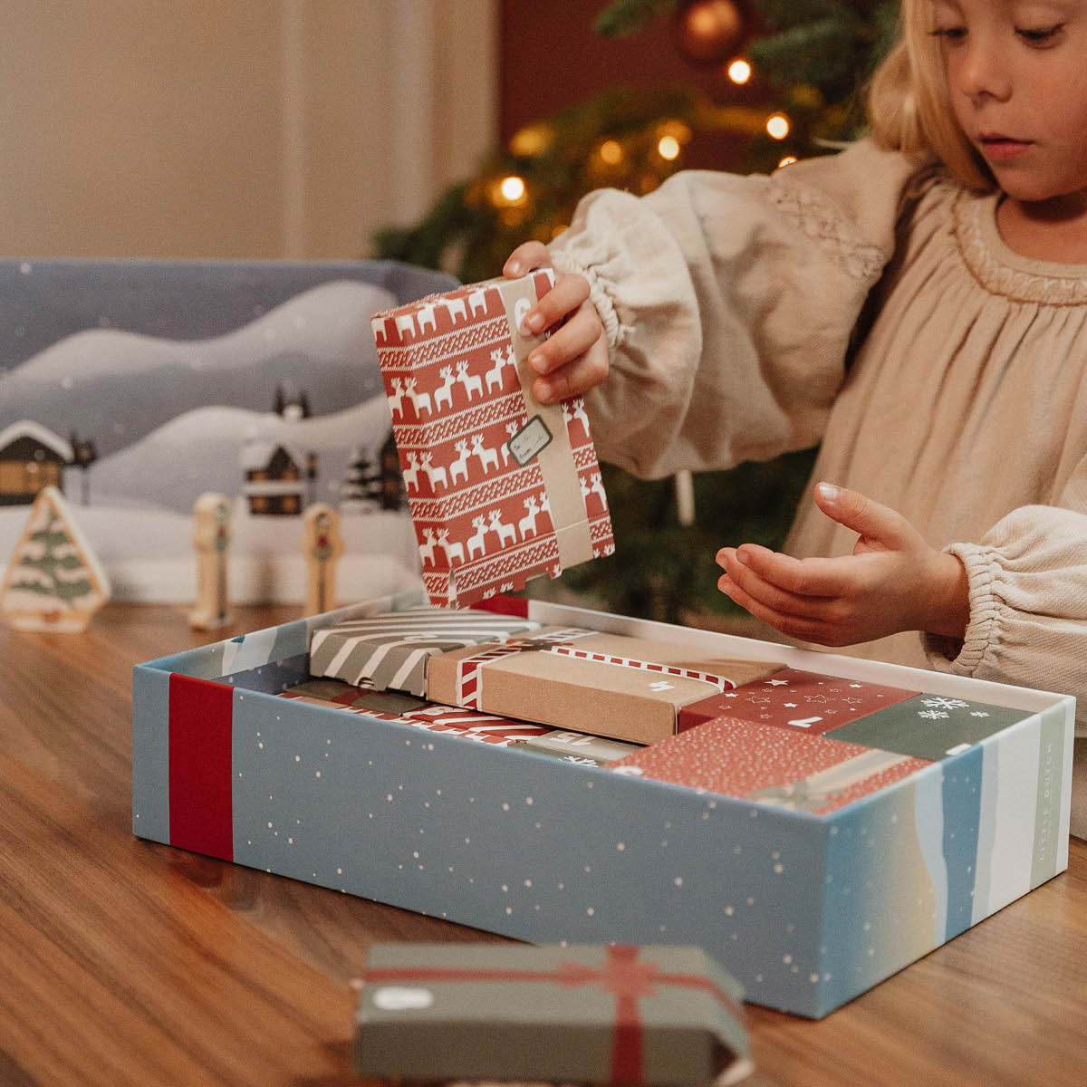 Tel de dagen af tot Kerst met de adventkalender geschenkdoos van Little Dutch! Maak in december elke dag een pakje uit de doos open en bouw je eigen kerstdorp. VanZus