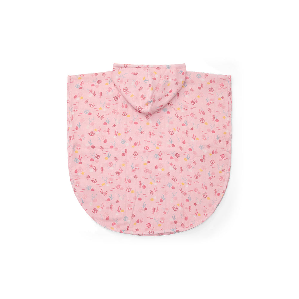 Lekker opdrogen en opwarmen doet je kleintje met deze badponcho in de variant ocean treasures van het merk Little Dutch. Deze schattige badponcho is heerlijk zacht en ziet er ook nog eens heel schattig uit! VanZus
