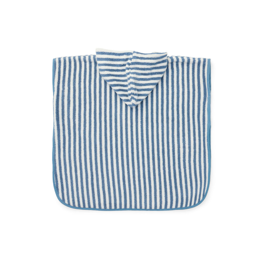 Lekker opdrogen en opwarmen doet je kleintje met deze badponcho in de variant stripes en surf blue van het merk Little Dutch. Deze schattige badponcho is heerlijk zacht en ziet er ook nog eens heel schattig uit! VanZus
