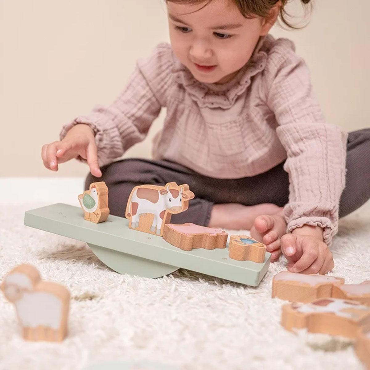 Het Little Dutch balansspel little farm is superleuk om samen mee te spelen! Bij dit speelt draait alles om het hebben van een vaste hand. Plaats de schattige boerderijdieren om de beurt op de balanceerbalk, maar zorg dat de dieren daarbij niet omvallen! VanZus