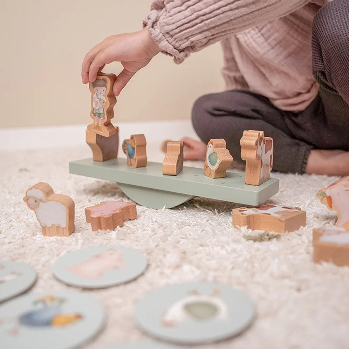 Het Little Dutch balansspel little farm is superleuk om samen mee te spelen! Bij dit speelt draait alles om het hebben van een vaste hand. Plaats de schattige boerderijdieren om de beurt op de balanceerbalk, maar zorg dat de dieren daarbij niet omvallen! VanZus